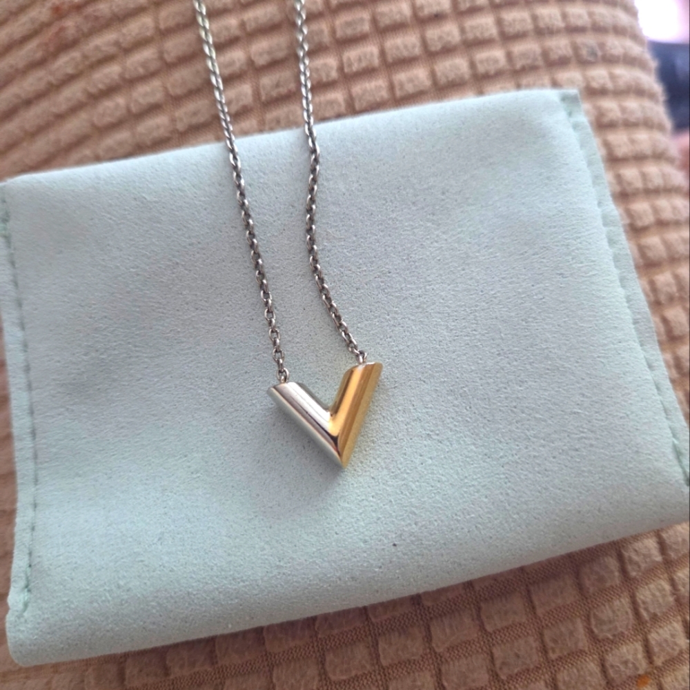 An AUTHENTIC Elegant Two-Tone LVPendant Necklace ..Silver &Gold